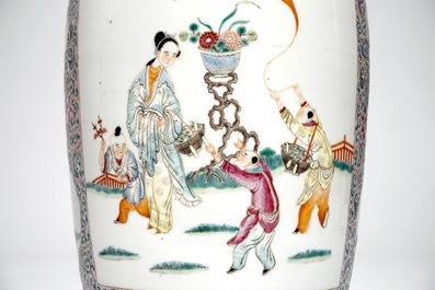 Een Chinese famille rose vaas met figurendecor, 19e eeuw
