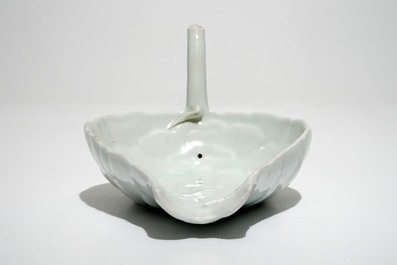 Une coupe en forme de feuille de lotus en porcelaine blanc de Chine, 19/20&egrave;me