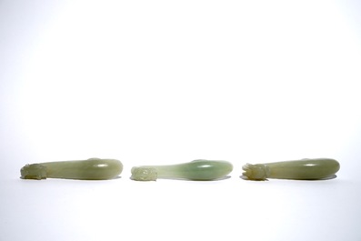 Trois boucles de ceintures en jade c&eacute;ladon, Chine, 19/20&egrave;me
