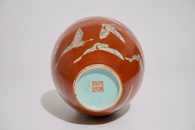 Een Chinese vaas met vlinders op koraalrode fondkleur, Qianlong merk, 19/20e eeuw