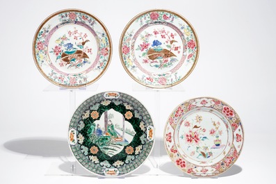 Vier Chinese famille rose en verte borden en twee vaasjes, Qianlong, 19e en 20e eeuw