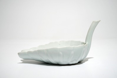 Une coupe en forme de feuille de lotus en porcelaine blanc de Chine, 19/20&egrave;me