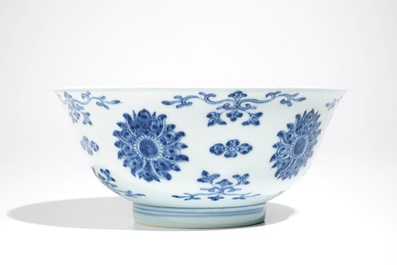 Un bol en porcelaine de Chine bleu et blanc aux lotus, marque et &eacute;poque de Qianlong