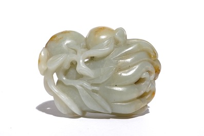 Een Chinees model van een Boeddha's hand in gevlekte jade, 19e eeuw