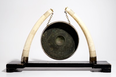 A Chinese gong with sculpted ivory tusks, 19/20th C.