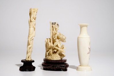 Deux figures et un vase en ivoire sculpt&eacute;, Chine, 1&egrave;re moiti&eacute; du 20&egrave;me