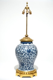 Een Chinese blauwwitte vaas met ormolumontuur gemonteerd als lamp, Kangxi