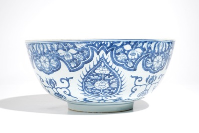 Een grote Chinese blauwwitte kom met ornamentdecor, Kangxi