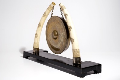A Chinese gong with sculpted ivory tusks, 19/20th C.