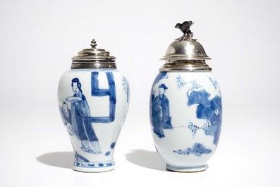 Twee Chinese blauwwitte theebussen met zilvermonturen, Kangxi