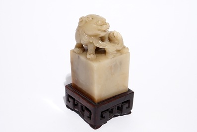 A Chinese jade stamp with Buddhist lion, 19/20th C.