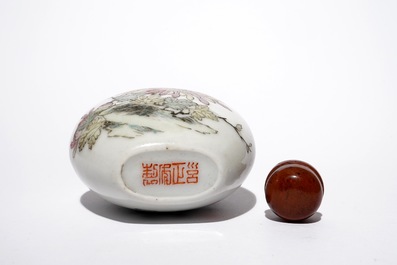 A Chinese qianjiang cai snuff bottle with calligraphy and flowers, 19/20th C.