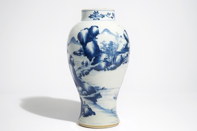 Een Chinese blauwwitte balustervaas met landschapsdecor, Kangxi