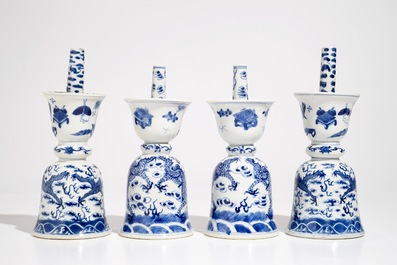 Deux paires de bougeoirs en porcelaine de Chine bleu et blanc, 19/20&egrave;me