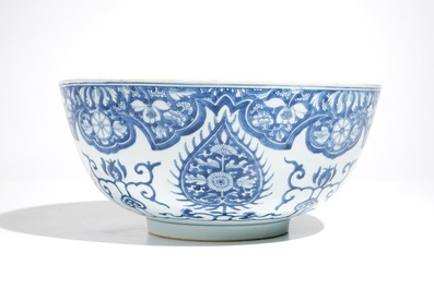 Een grote Chinese blauwwitte kom met ornamentdecor, Kangxi