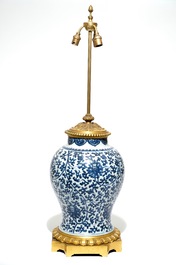 Een Chinese blauwwitte vaas met ormolumontuur gemonteerd als lamp, Kangxi