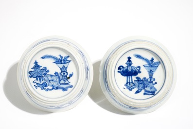 Une paire de salerons de forme ronde en porcelaine de Chine bleu et blanc, Kangxi