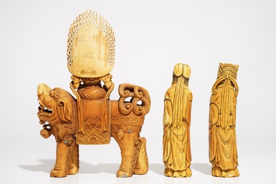 Un mod&egrave;le de Guanyin sur lion bouddhiste et deux sages en ivoire sculpt&eacute;, Chine, 19&egrave;me