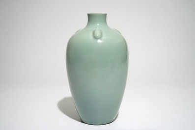 Een Chinese monochrome celadon vaas, Qianlong merk, 19/20e eeuw