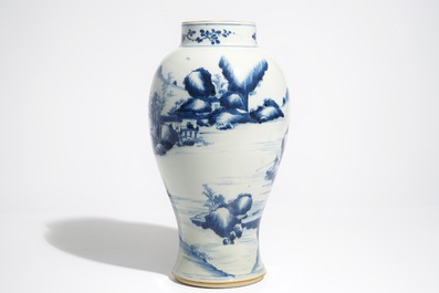 Un vase de forme balustre en porcelaine de Chine bleu et blanc &agrave; d&eacute;cor d'un paysage, Kangxi