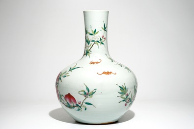 Een fraaie Chinese famille rose flesvormige vaas met &quot;Negen perziken&quot;, Guangxu merk, 19/20e eeuw