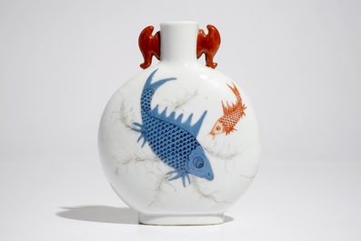 Une bouteille en porcelaine de Chine &agrave; d&eacute;cor de poissons, 20&egrave;me