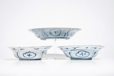 A pair of Chinese blue and white kraak porcelain bowls and a dish with crickets, Wanli