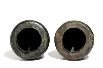 Une paire de cloches de temple en bronze, Inde ou N&eacute;pal, 19&egrave;me