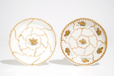 Une bo&icirc;te &agrave; th&eacute;, une tasse et deux soucoupes en porcelaine de Chine &agrave; d&eacute;cor dor&eacute;, Yongzheng/Qianlong