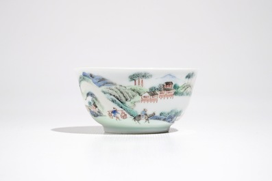 Une tasse et soucoupe en porcelaine de Chine famille rose &agrave; d&eacute;cor d'un paysage, Yongzheng