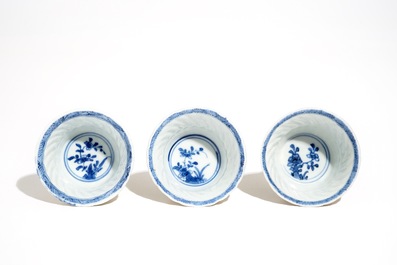 Drie Chinese blauwwitte koppen en schotels met zeemleer glazuur, Kangxi