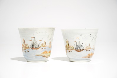 Een paar Chinese Meissen-stijl koppen en schotels met een havensc&egrave;ne, Qianlong