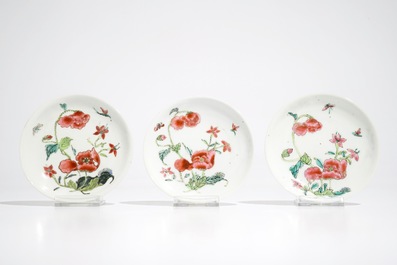 Twee Chinese famille rose koppen en drie schotels met floraal decor, Yongzheng/Qianlong