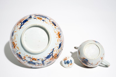 Een Chinese verte-Imari theepot en een Imari-stijl kom, Kangxi