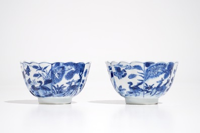 Une paire de tasses et soucoupes en porcelaine de Chine bleu et blanc aux qilins, marque yu, Kangxi,