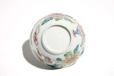 Une tasse et soucoupe en porcelaine de Chine famille rose &agrave; d&eacute;cor d'un vase fleuri, Yongzheng