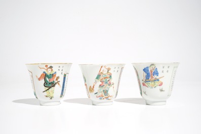 Trois tasses et soucoupes en porcelaine de Chine famille rose &agrave; d&eacute;cor Wu Shuang Pu, 19&egrave;me