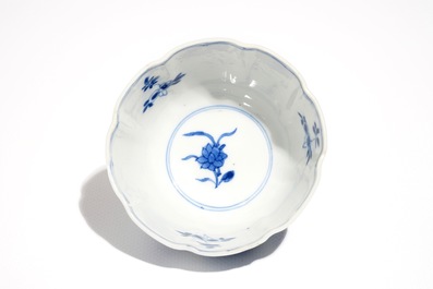 Une tasse et soucoupe en porcelaine de Chine bleu et blanc aux Longues dames, Kangxi