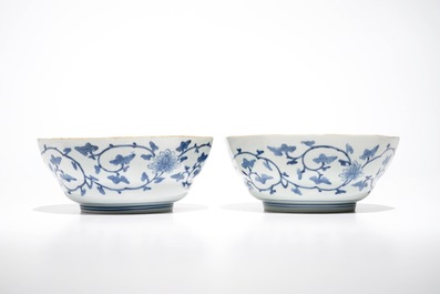 A pair of Japanese blue and white Kakiemon landscape bowls, Edo, 17th C.