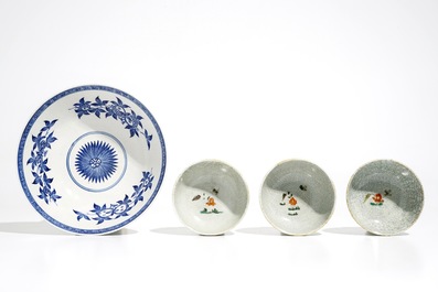 Trois tasses et soucoupes en porcelaine de Chine famille verte et un bol bleu et blanc en p&acirc;te tendre, Kangxi