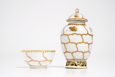 Een Chinese theebus, een kop en twee schotels met verguld decor, Yongzheng/Qianlong