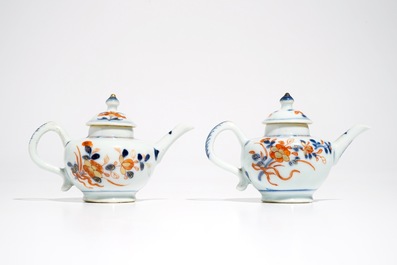 Een paar miniatuur Chinese Imari-stijl theepotten met deksels, Kangxi