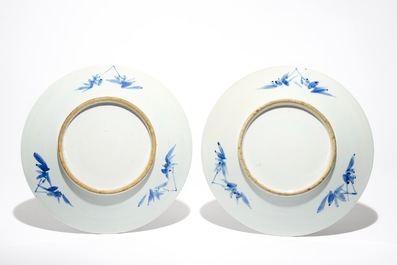 A pair of Chinese blue and white chargers with birds and an agate carving, 19/20th C.