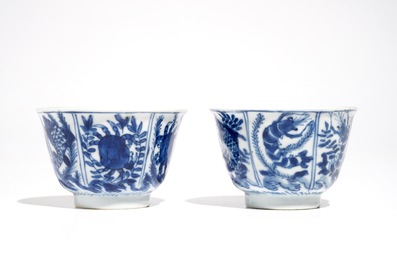 A pair of Chinese bleu and white cups and saucers with crabs and fish, Kangxi