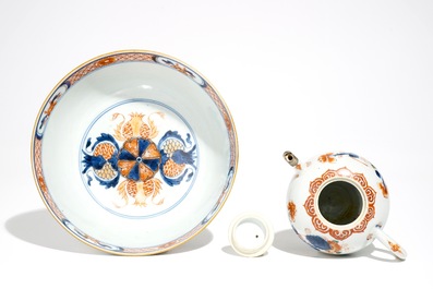 Een Chinese verte-Imari theepot en een Imari-stijl kom, Kangxi