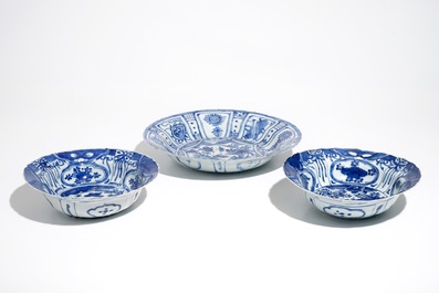 A pair of Chinese blue and white kraak porcelain bowls and a dish with crickets, Wanli