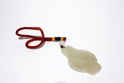 Een Chinese jade amulet met dierenriemdecor, 20e eeuw