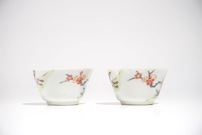 Une paire de tasses et soucoupes en porcelaine de Chine famille rose aux chevaux, Yongzheng/Qianlong