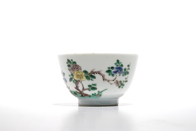 Une tasse et soucoupe en porcelaine de Chine famille verte, marque de yin yang, Kangxi