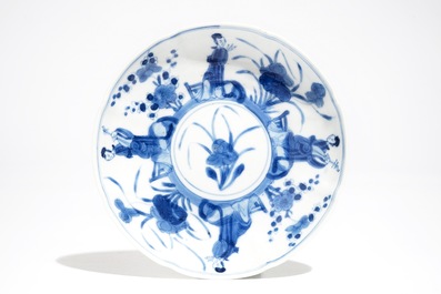 Une tasse et soucoupe en porcelaine de Chine bleu et blanc aux Longues dames, Kangxi